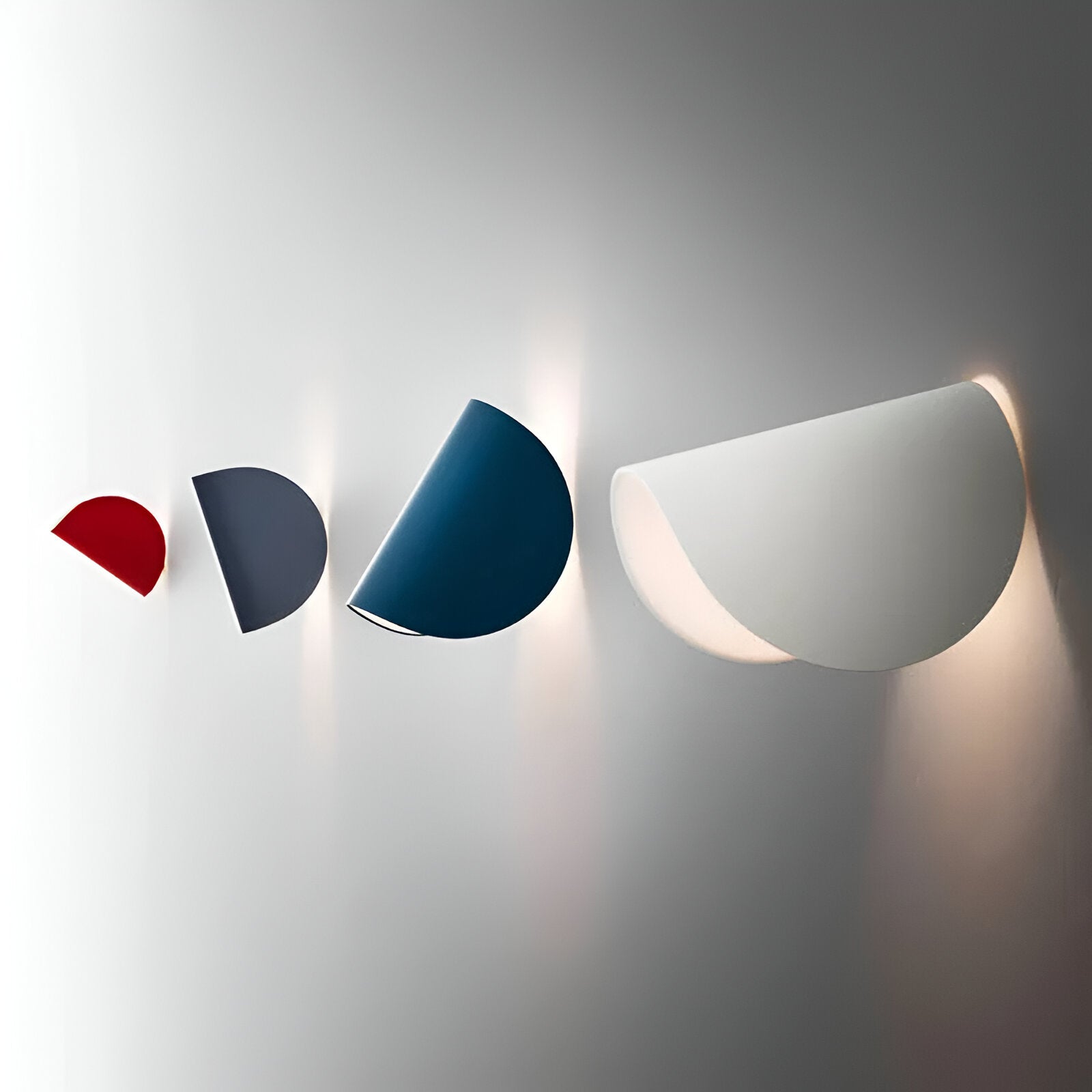 Applique Murale Twister – Lampe Murale Métallique Rotative avec Design Courbé