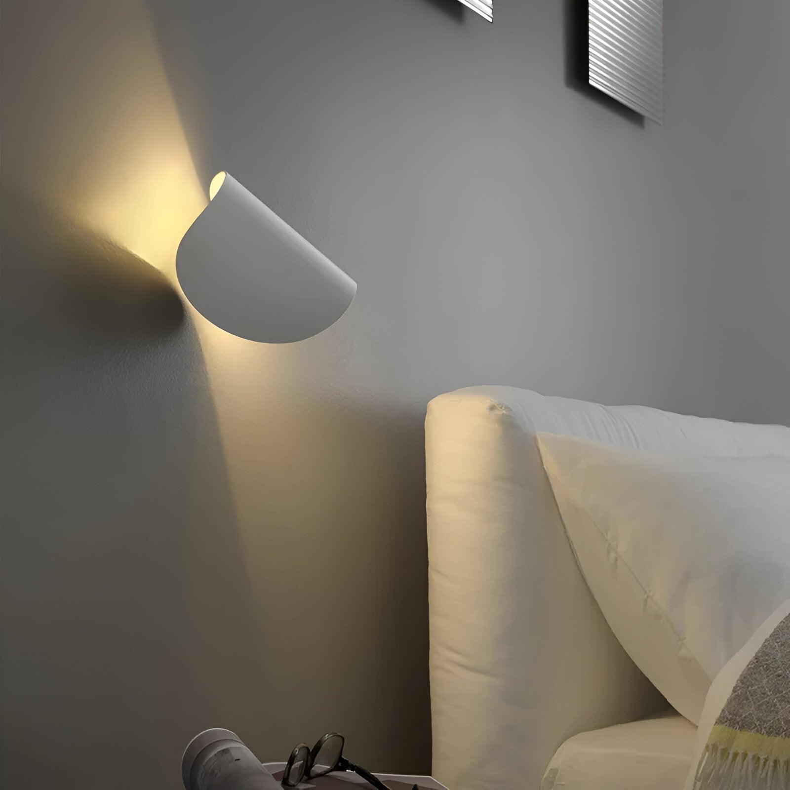 Applique Murale Twister – Lampe Murale Métallique Rotative avec Design Courbé