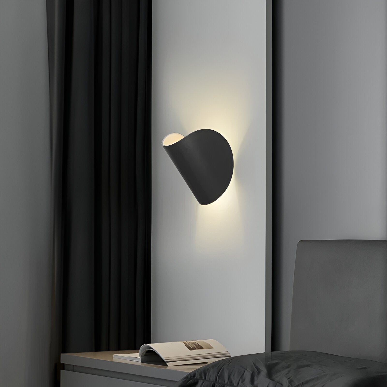 Applique Murale Twister – Lampe Murale Métallique Rotative avec Design Courbé